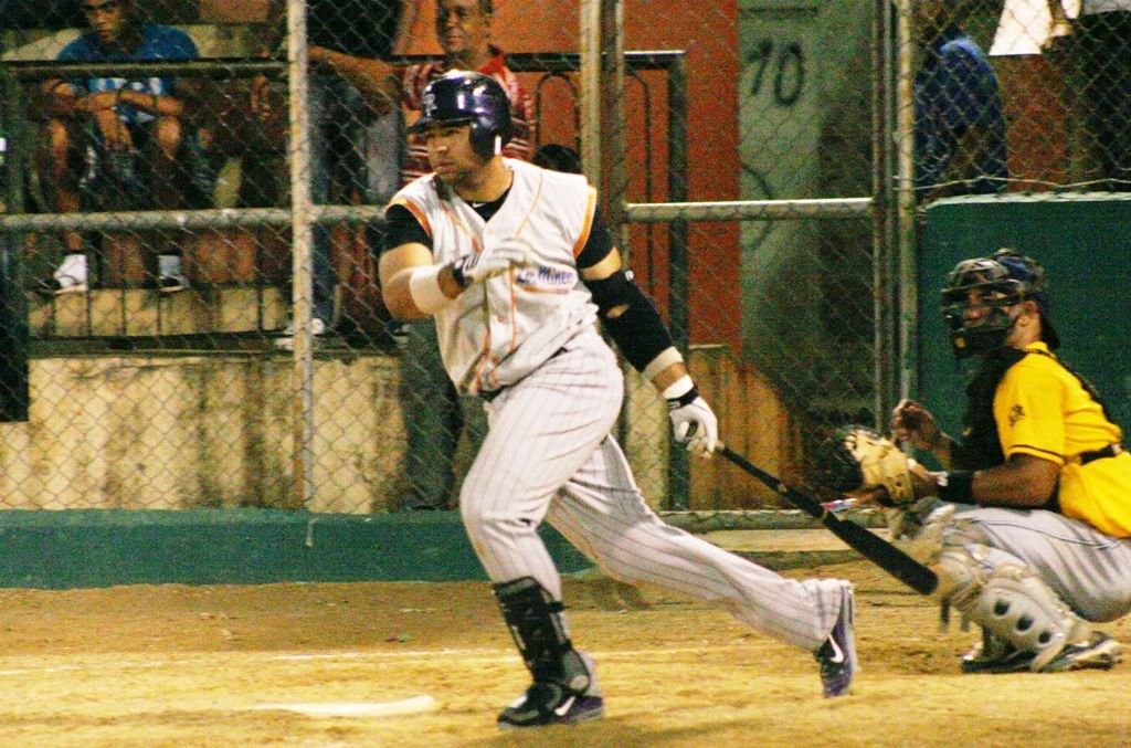 Wilin Rosario jugador de Colorado agota uno de sus turnos